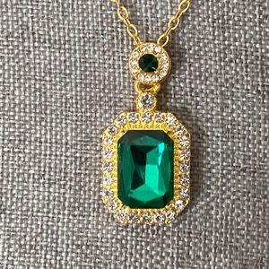 5/$10❤️❤️❤️NEW Faux Emerald & Rhinestoned Pendant Necklace